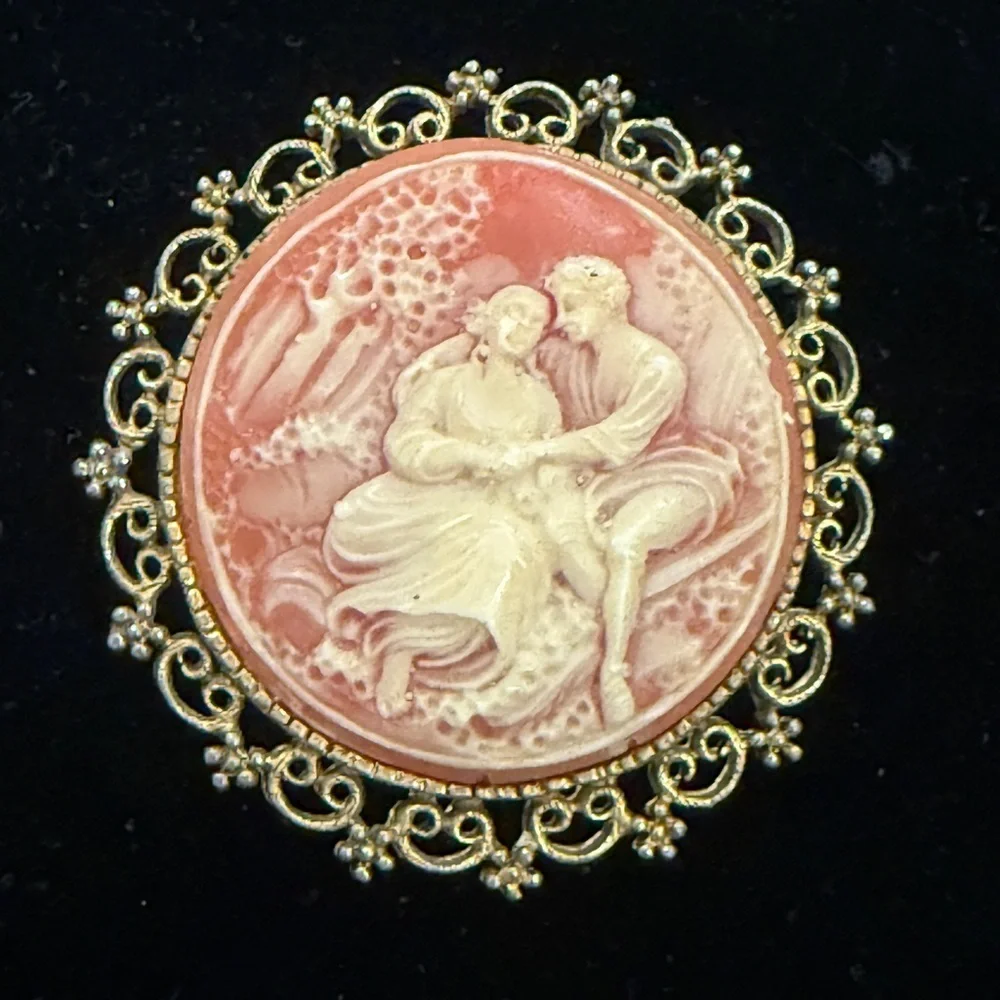 Vintage Cameo Brooch‎ with Gold Filigree